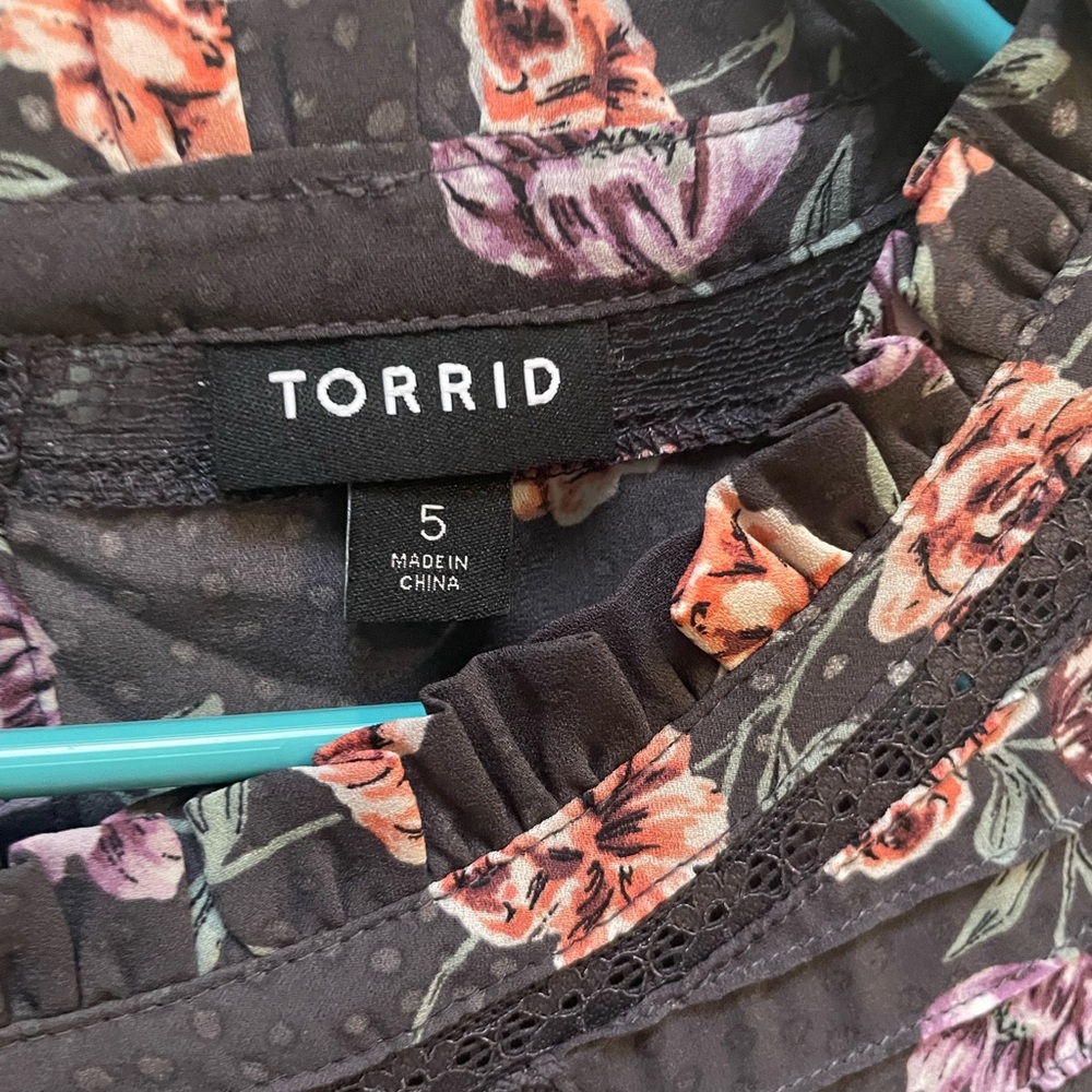 Gray/floral Torrid blouse with high neck. Buttons in the back,x5 - Picture 5 of 5